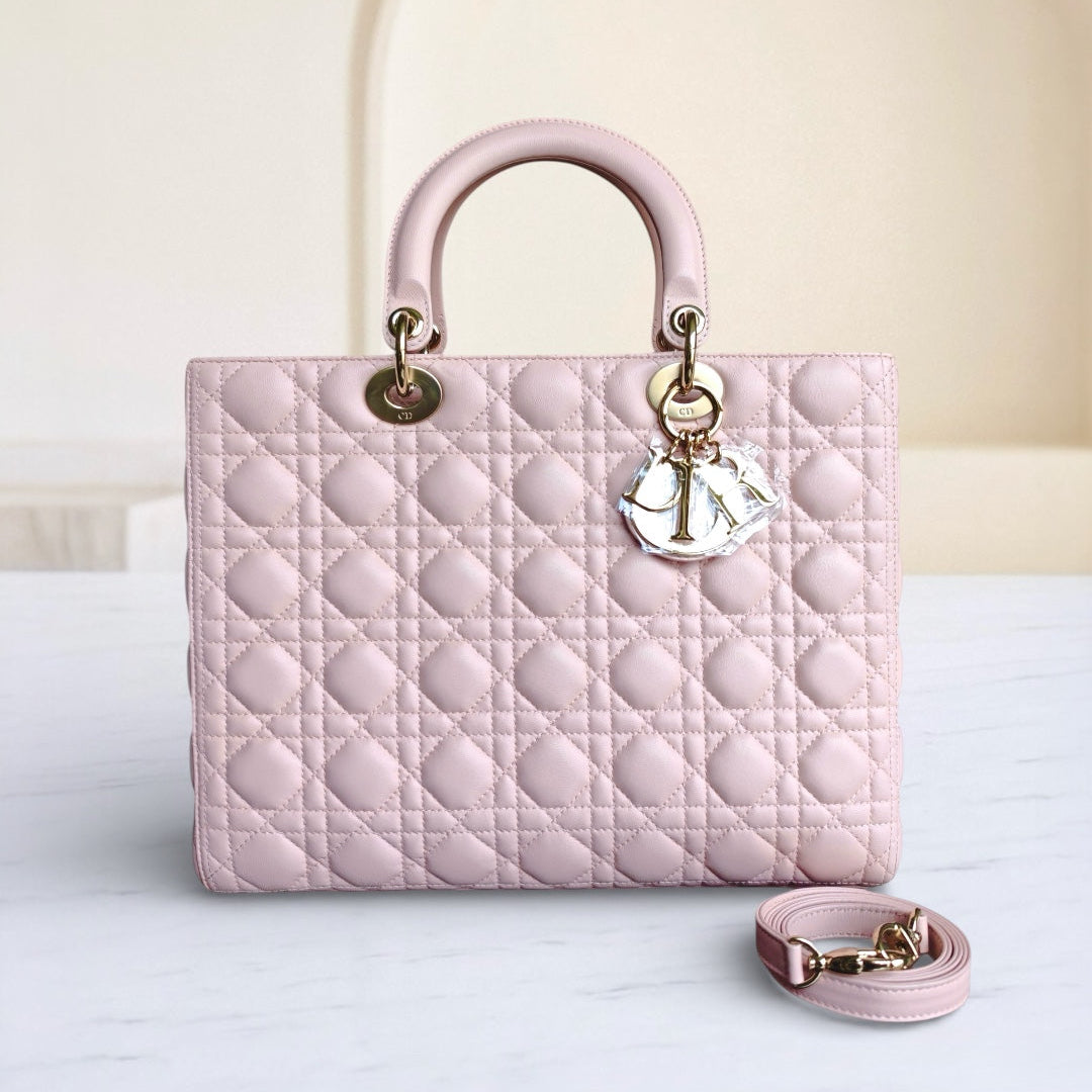 Lady Grand modèle - Cuir d'agneau Cannage rose clair avec finitions dorées — Kovancy