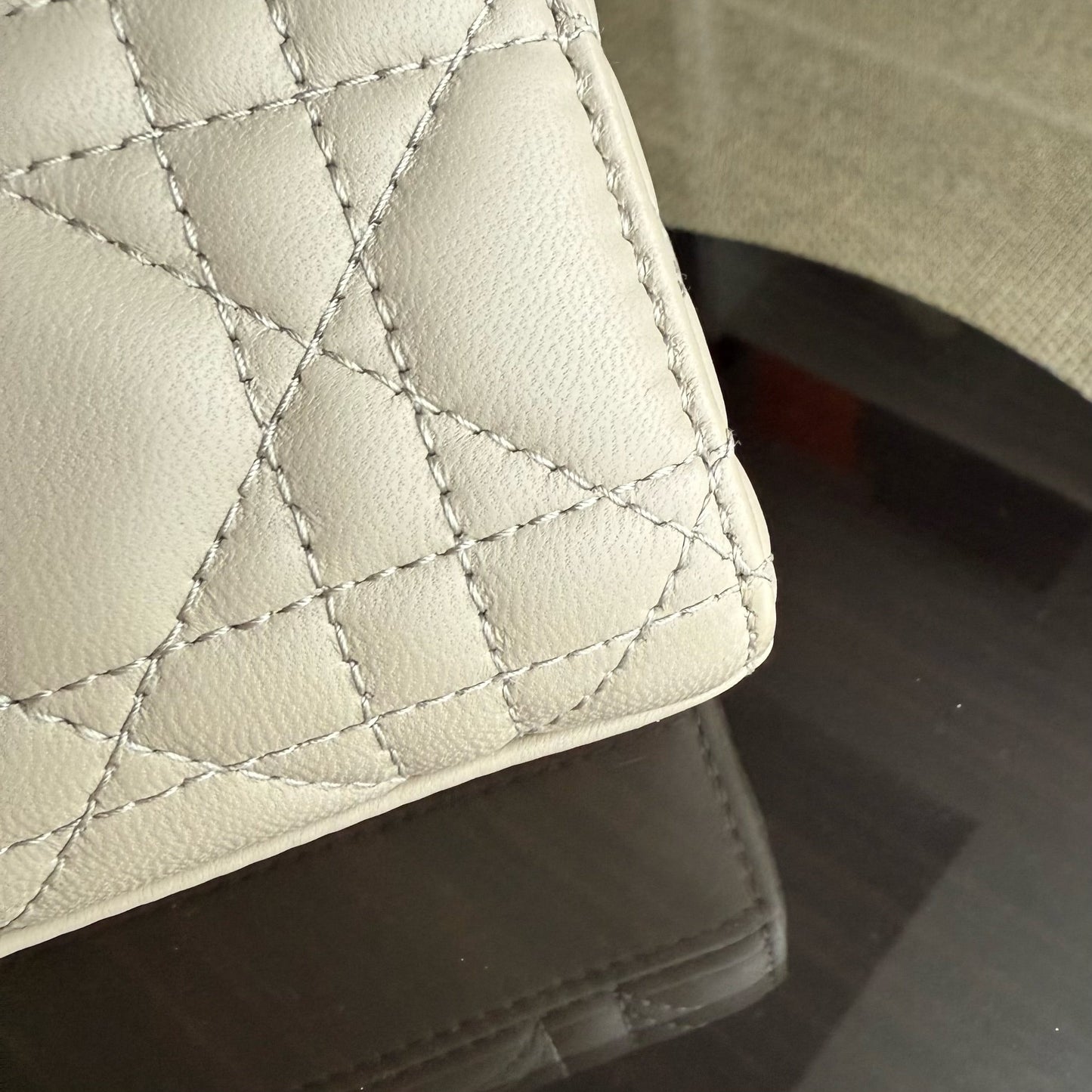 Sac à bandoulière D-Joy Medium Cannage en cuir d'agneau beige et accessoires dorés — Kovancy