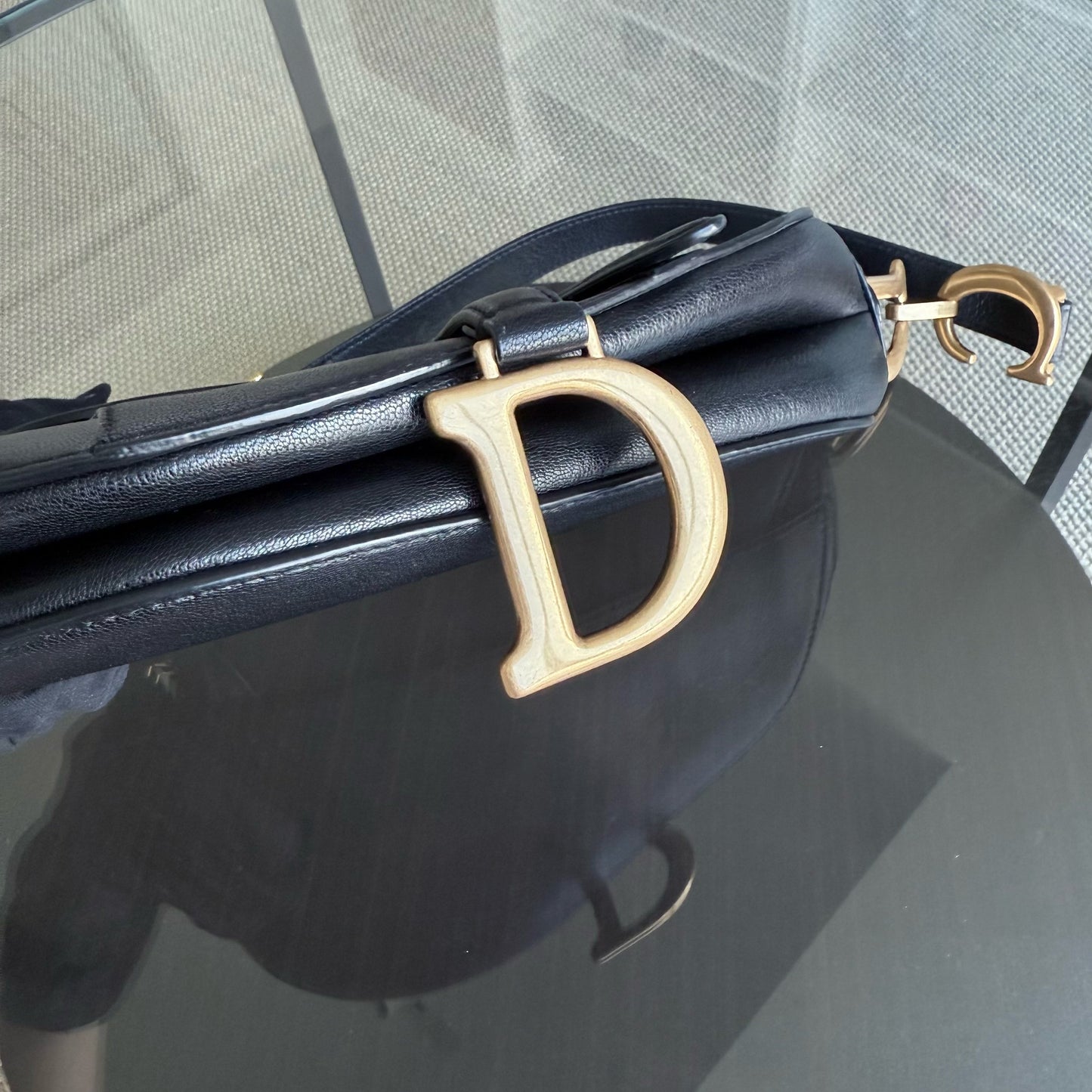 Selle Medium - 25 cm en cuir de veau noir et finitions dorées — Kovancy