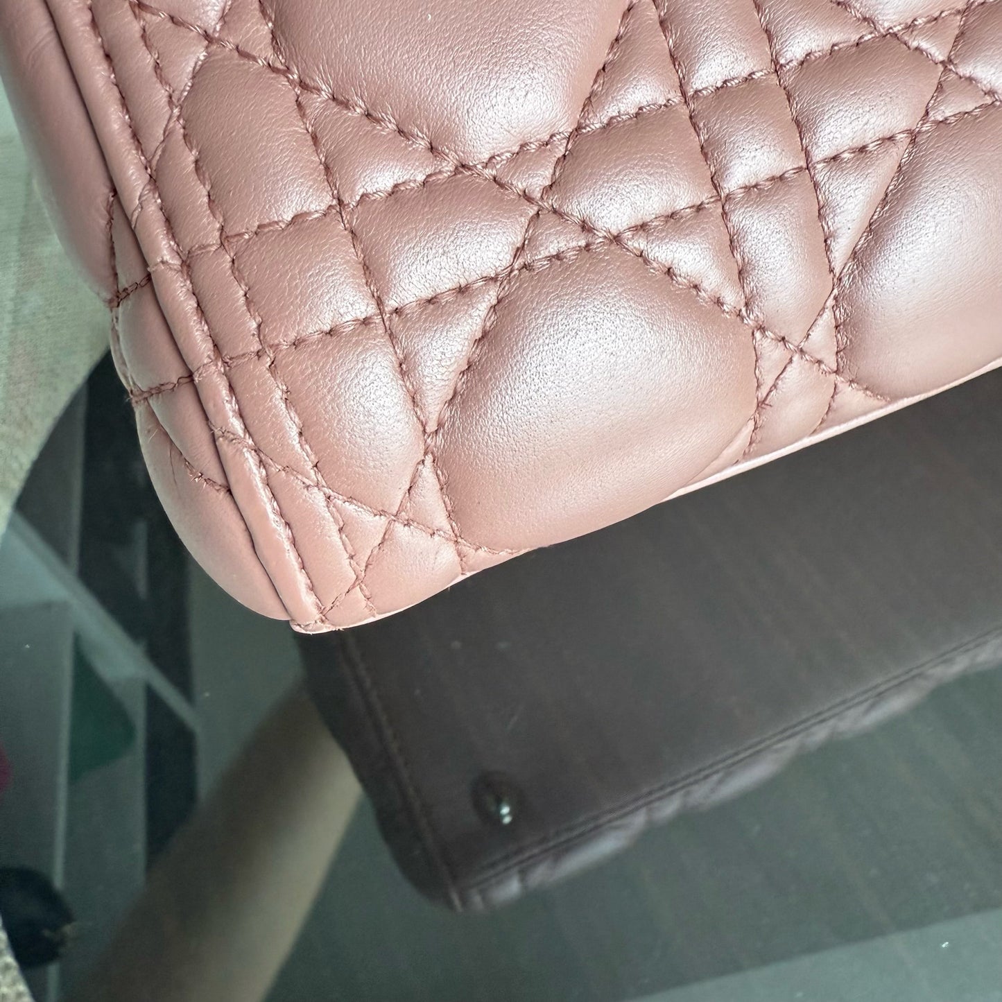 Dior Lady Taille moyenne - Cuir d'agneau Cannage, finitions dorées, sans bandoulière