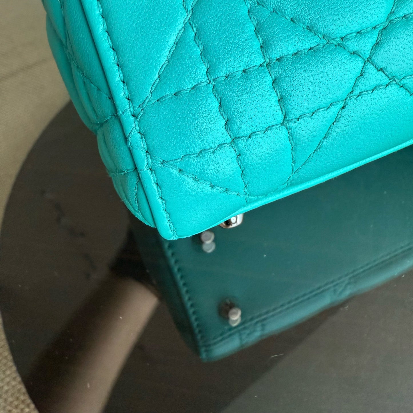 Lady Mini - Sangle réglable en cuir d'agneau Cannage bleu cyan et matériel argenté — Kovancy