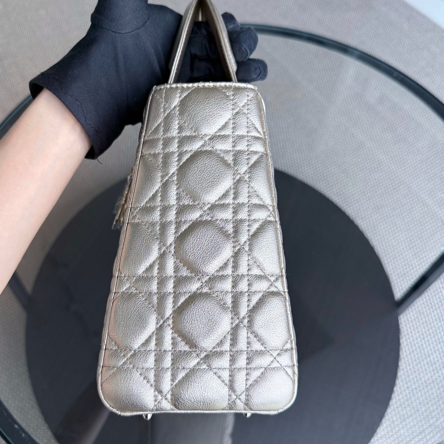 Lady Moyen - Cuir de veau doré Cannage, accessoires dorés, sans sangle — Kovancy