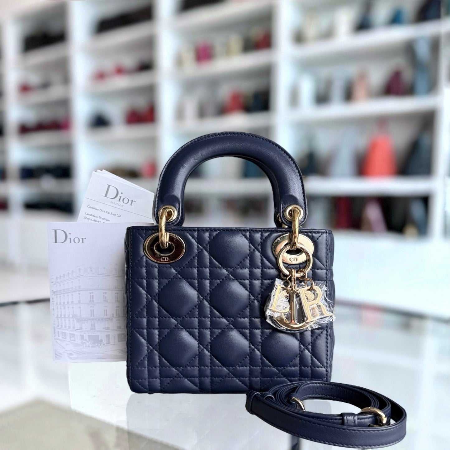 Lady Mini - Bandoulière réglable en cuir d'agneau Cannage bleu foncé avec finitions dorées — Kovancy
