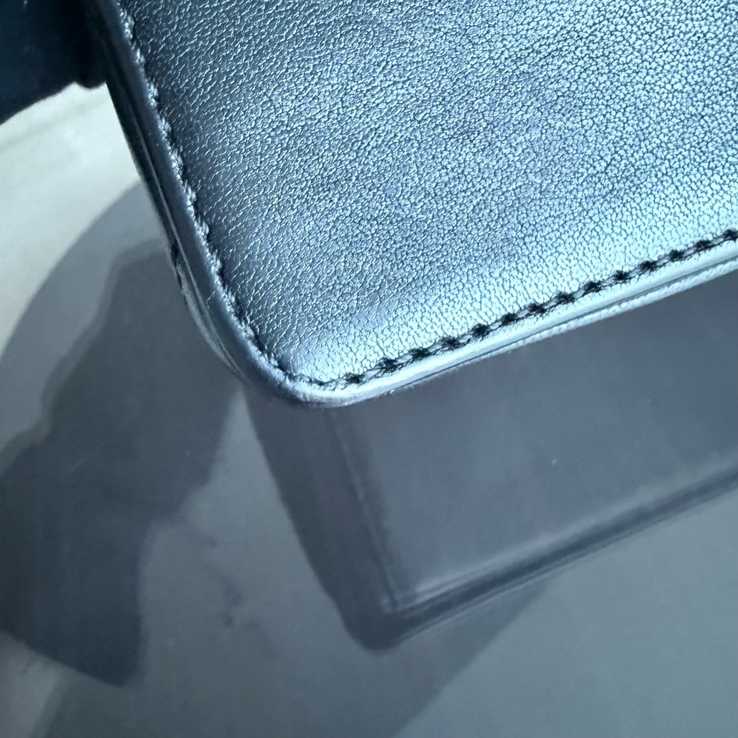 Sac à rabat saisonnier Chanel Mademoiselle CC Lock - Cuir de veau matelassé noir et métal argenté Series 23