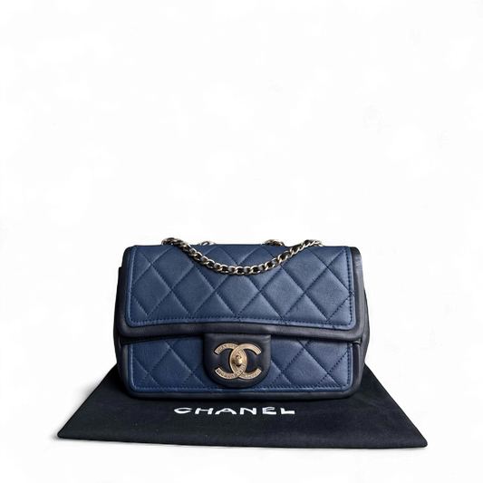 Sac à rabat saisonnier Chanel - 23 cm en cuir d'agneau matelassé bicolore blanc noir et métal doré Series 19