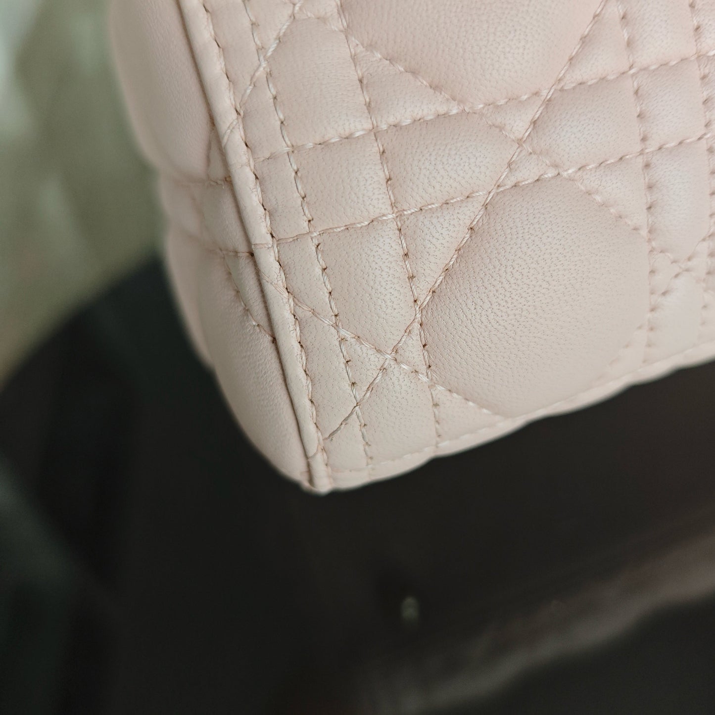 Lady Grand modèle - Cuir d'agneau Cannage rose clair avec finitions dorées — Kovancy