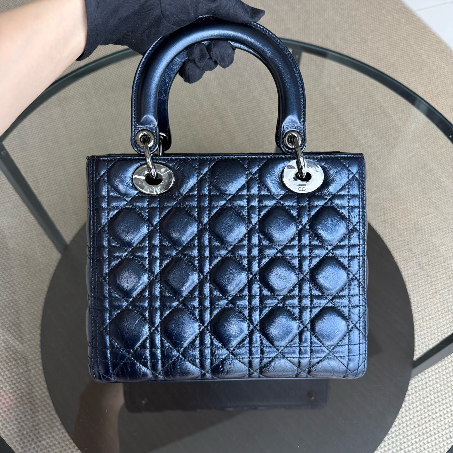 Lady Cuir de veau glacé Cannage moyen bleu foncé, accessoires argentés — Kovancy