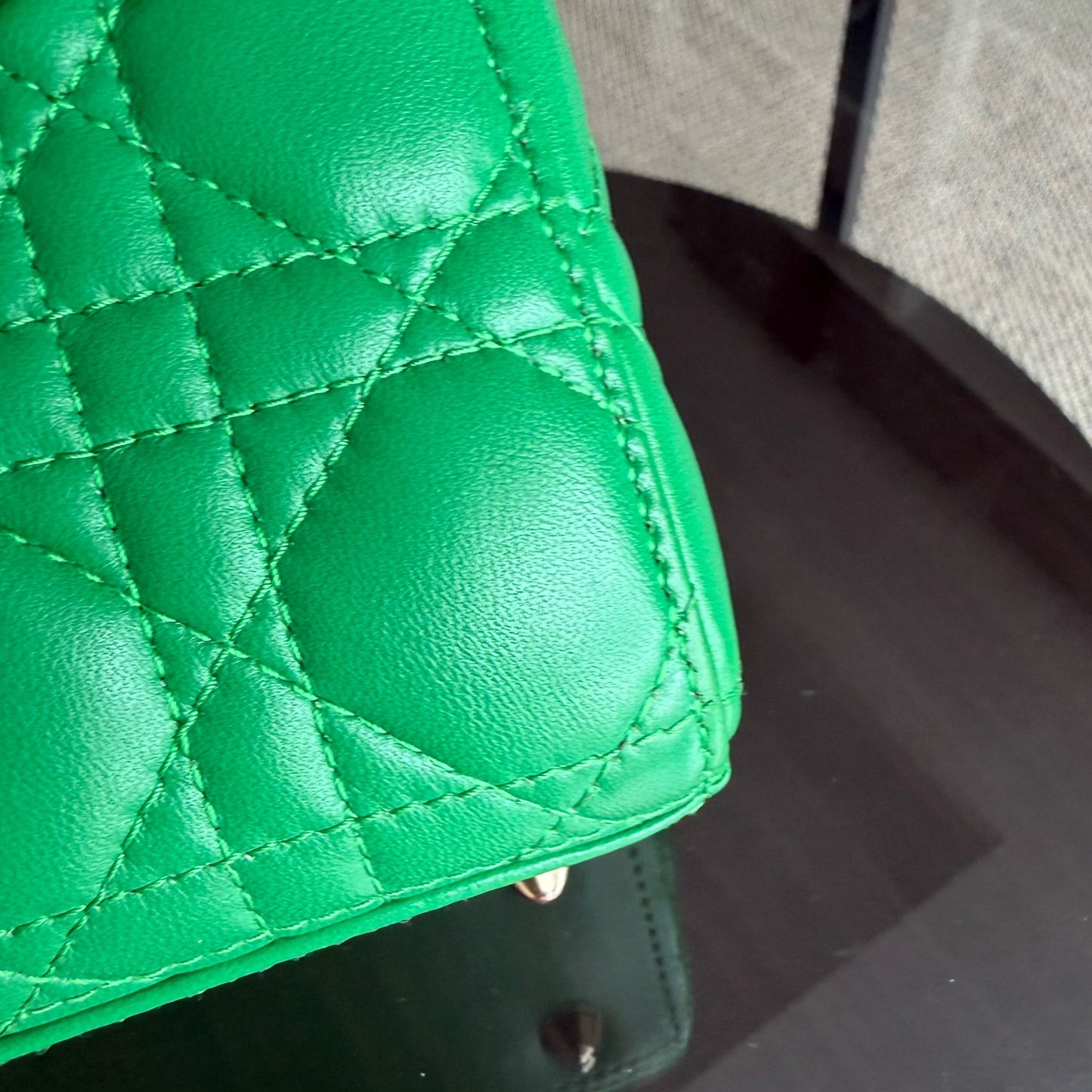 Lady Petit rabat - Cuir d'agneau Cannage vert et finitions dorées — Kovancy