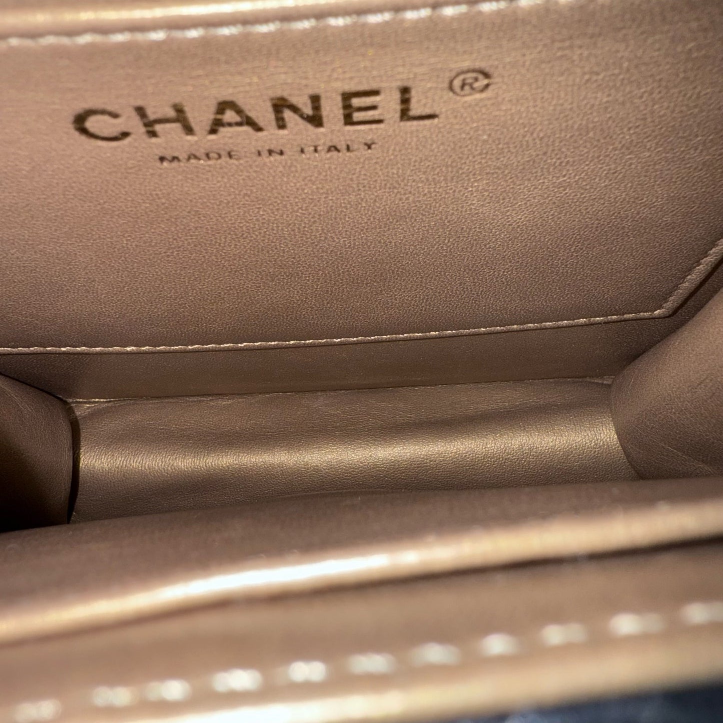 Sac Chanel Mini Flap Chic en agneau noir et perles, finitions dorées Series 28