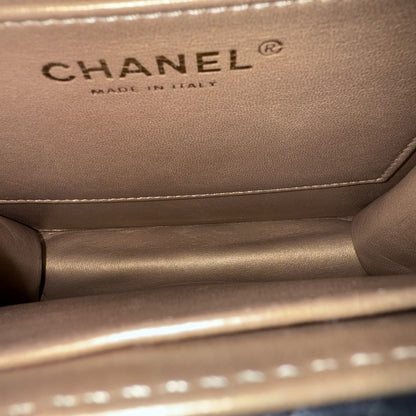 Sac Chanel Mini Flap Chic en agneau noir et perles, finitions dorées Series 28