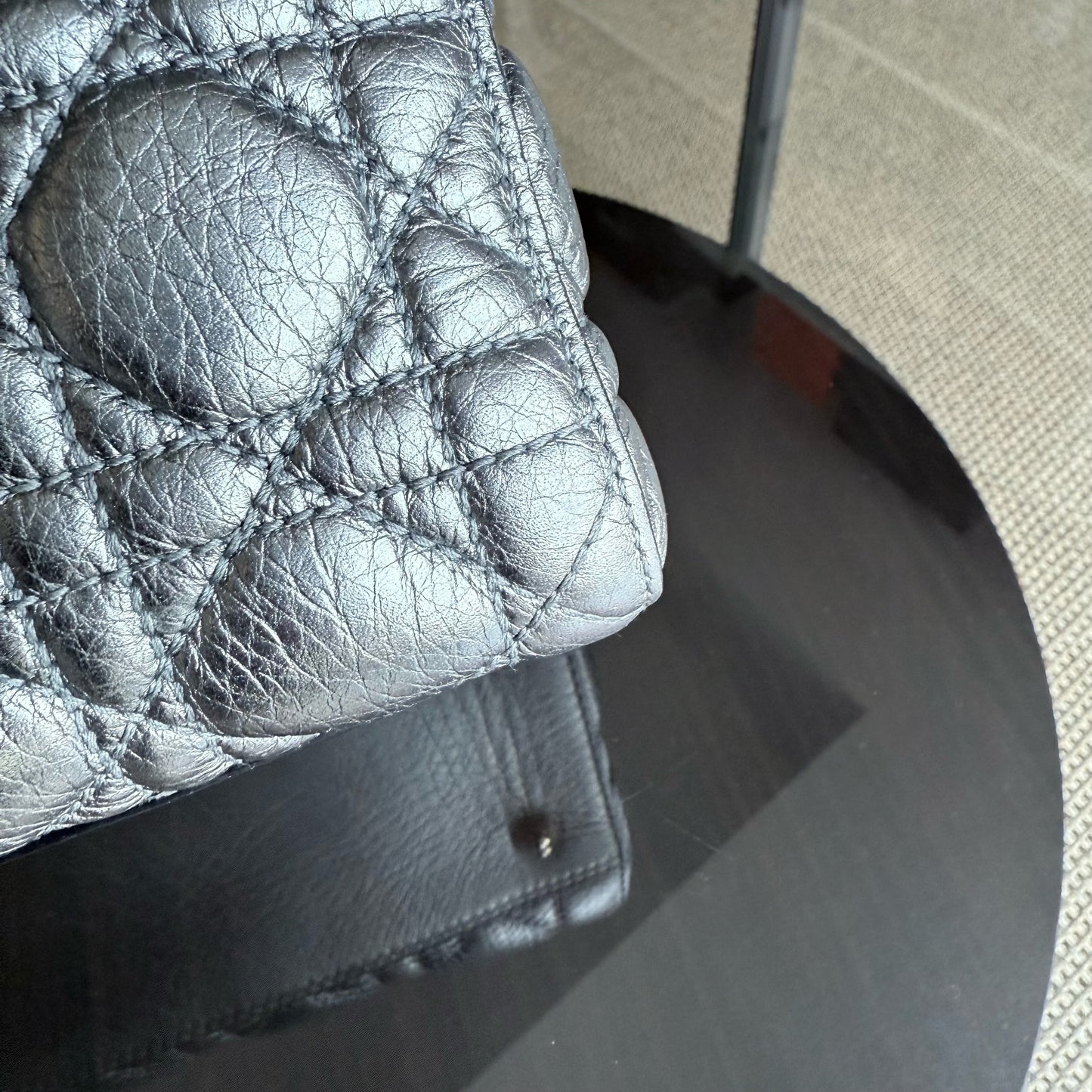 Dior Lady Rabat moyen - Cuir de veau grainé, quincaillerie argentée et dorée métallisée, édition limitée