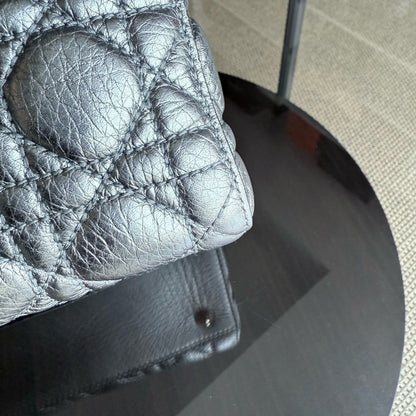 Dior Lady Rabat moyen - Cuir de veau grainé, quincaillerie argentée et dorée métallisée, édition limitée