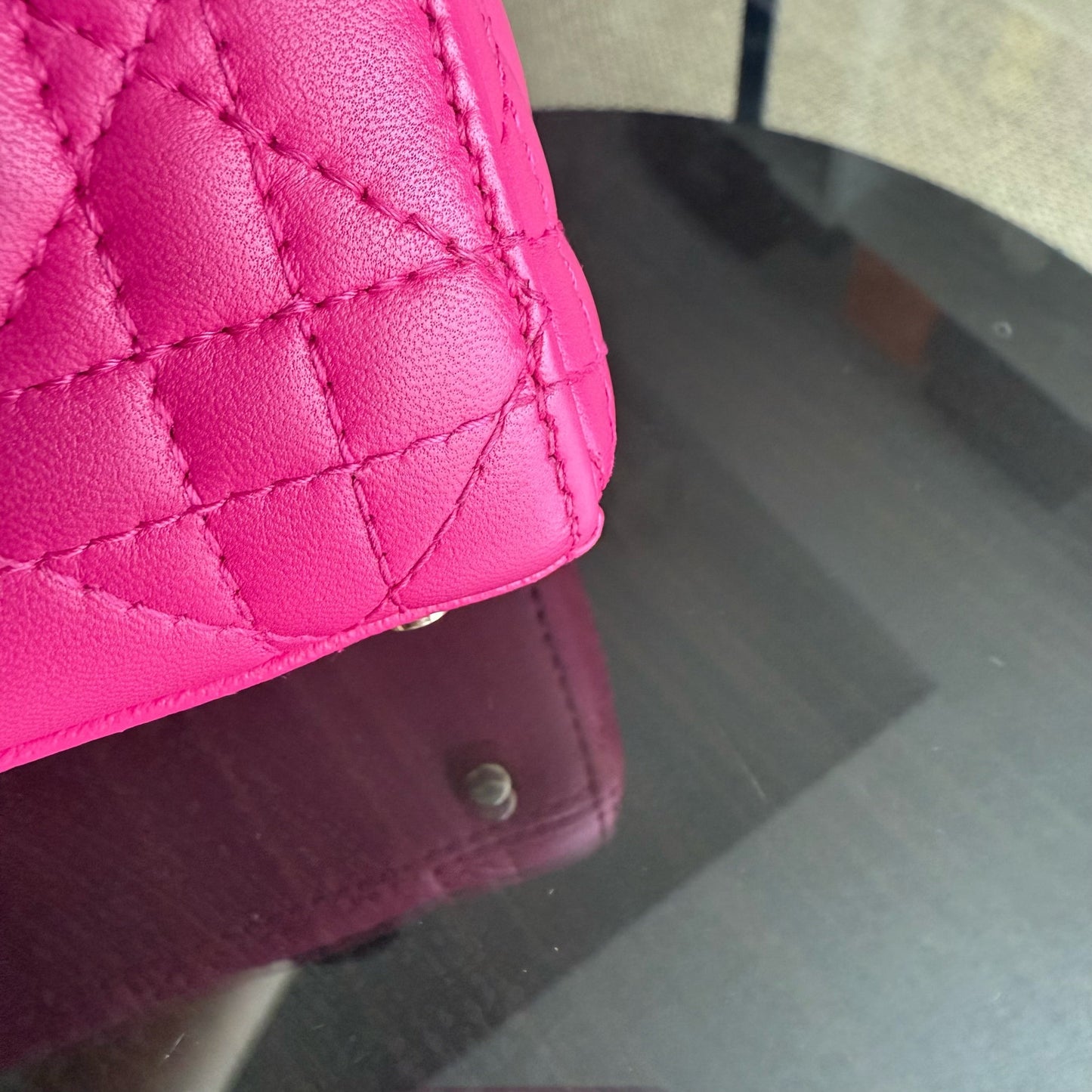 Lady Mini - Bandoulière réglable en cuir d'agneau Cannage rose vif avec quincaillerie dorée — Kovancy