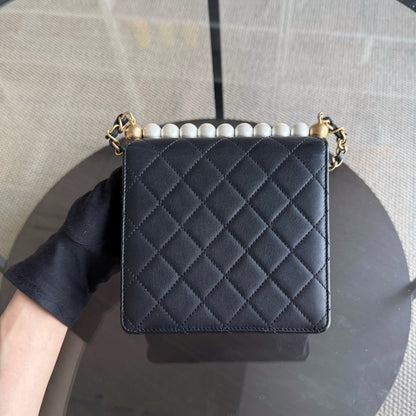 Sac Chanel Mini Flap Chic en agneau noir et perles, finitions dorées Series 28