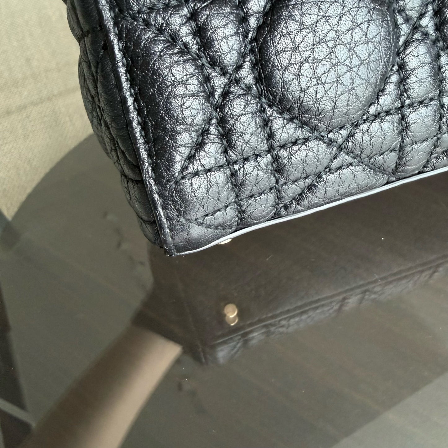 Lady Mini - Cannage en veau grainé noir avec finitions dorées — Kovancy