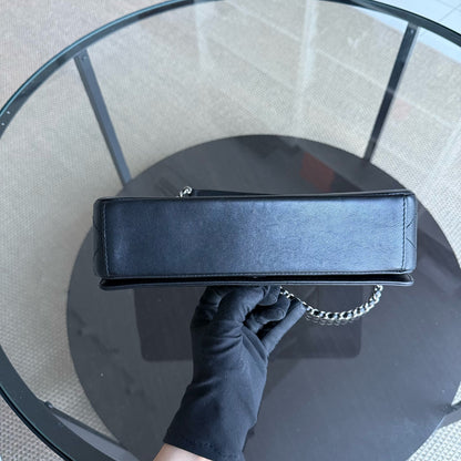 Sac à rabat saisonnier Chanel Mademoiselle CC Lock - Cuir de veau matelassé noir et métal argenté Series 23