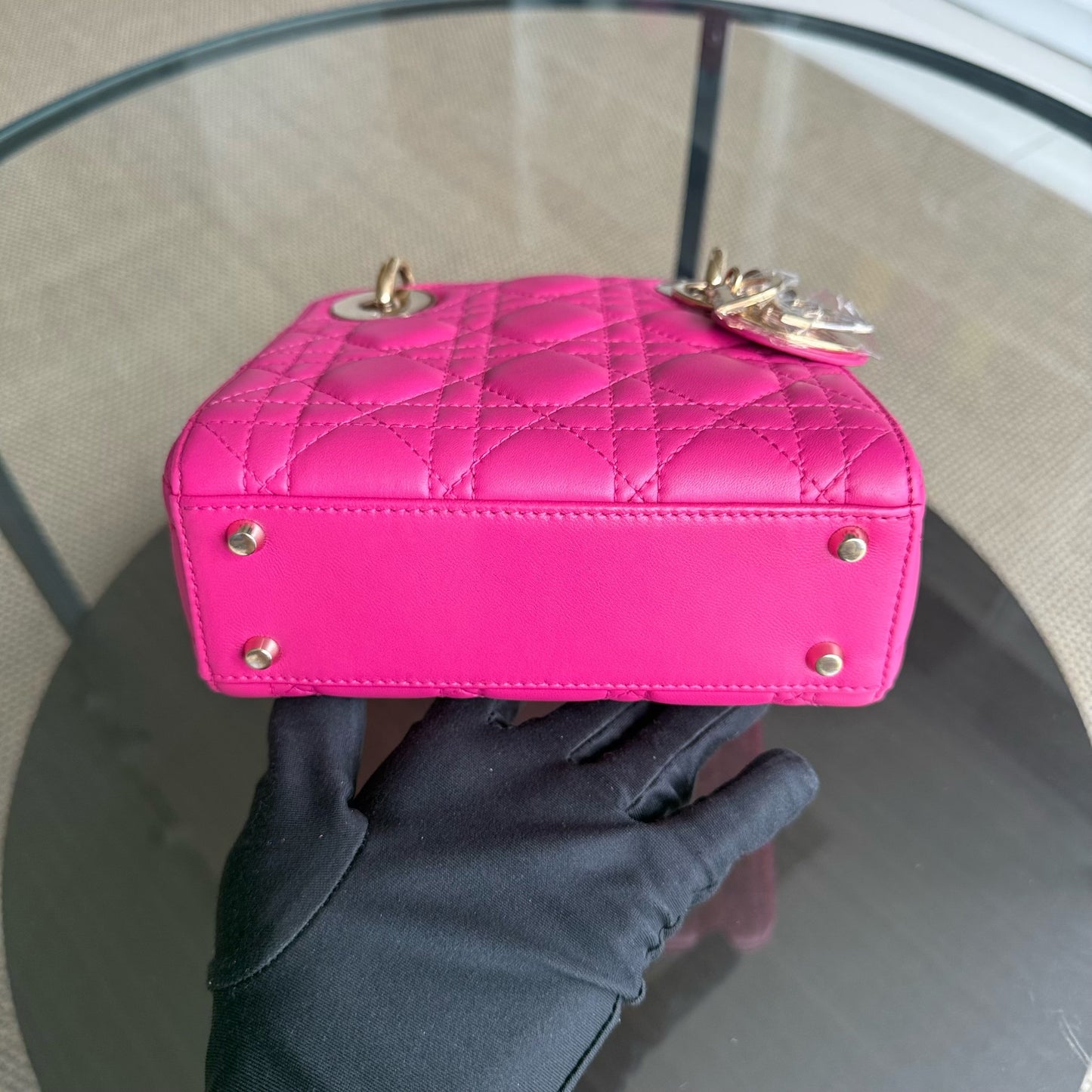 Lady Mini - Bandoulière réglable en cuir d'agneau Cannage rose vif avec quincaillerie dorée — Kovancy