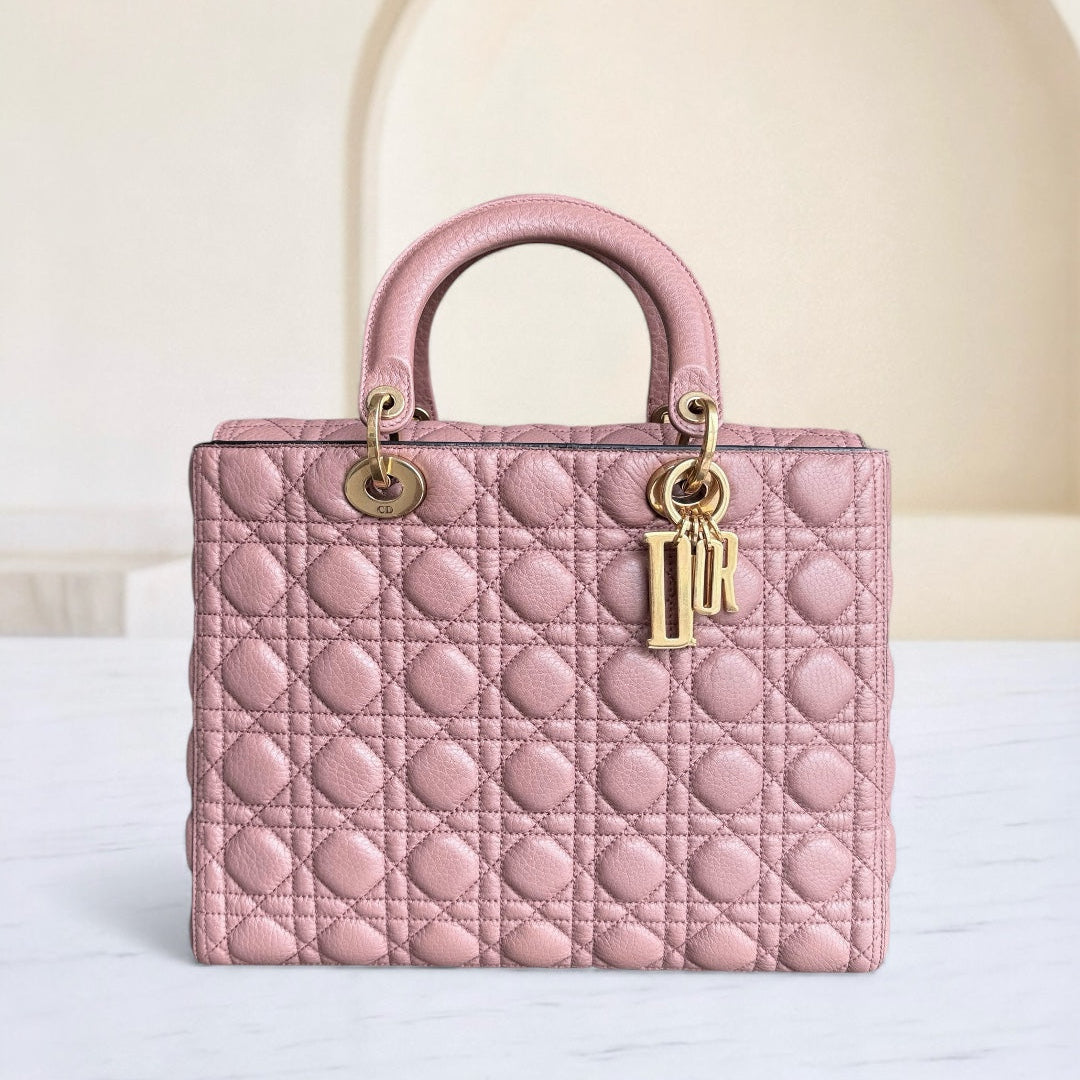 Lady Grand modèle - Cuir de veau grainé Cannage, finitions dorées blush, sans bandoulière — Kovancy