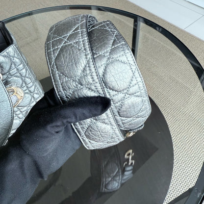 Dior Lady Rabat moyen - Cuir de veau grainé, quincaillerie argentée et dorée métallisée, édition limitée