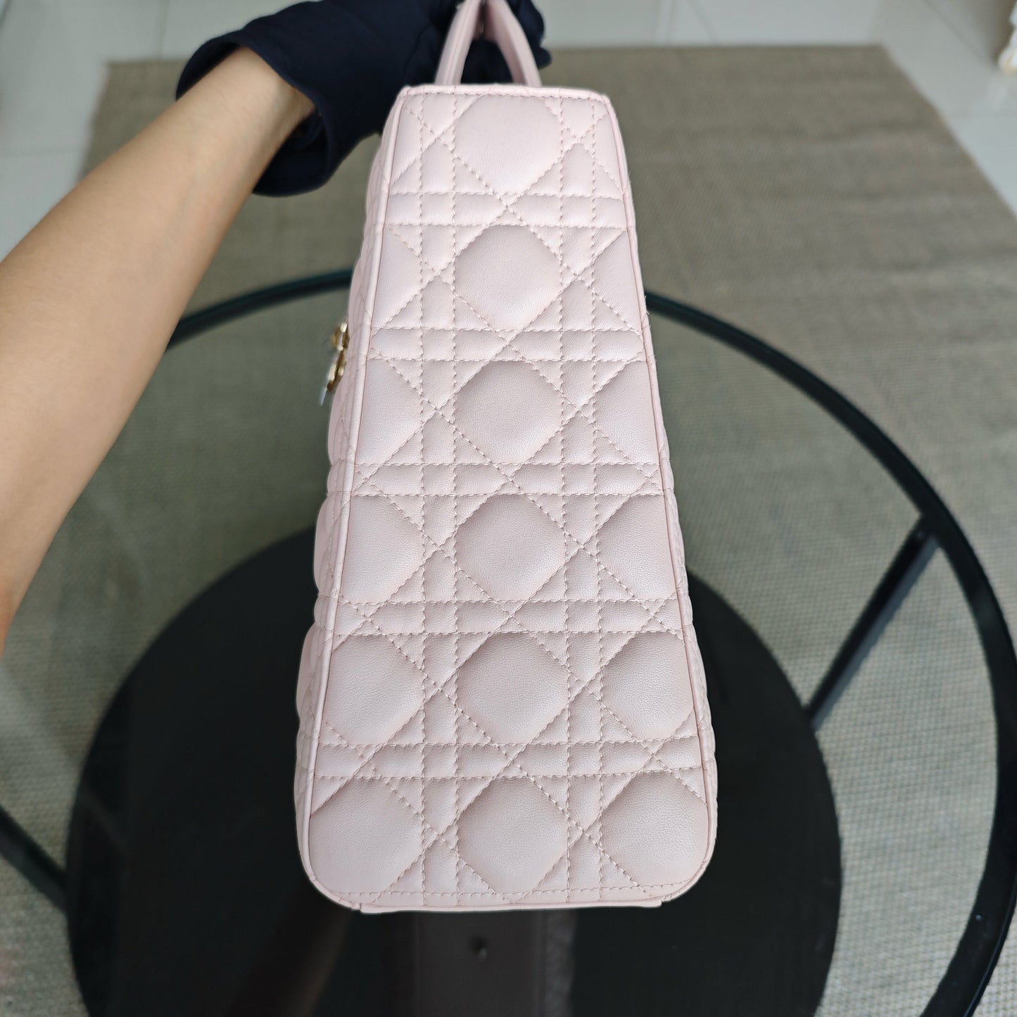 Lady Grand modèle - Cuir d'agneau Cannage rose clair avec finitions dorées — Kovancy