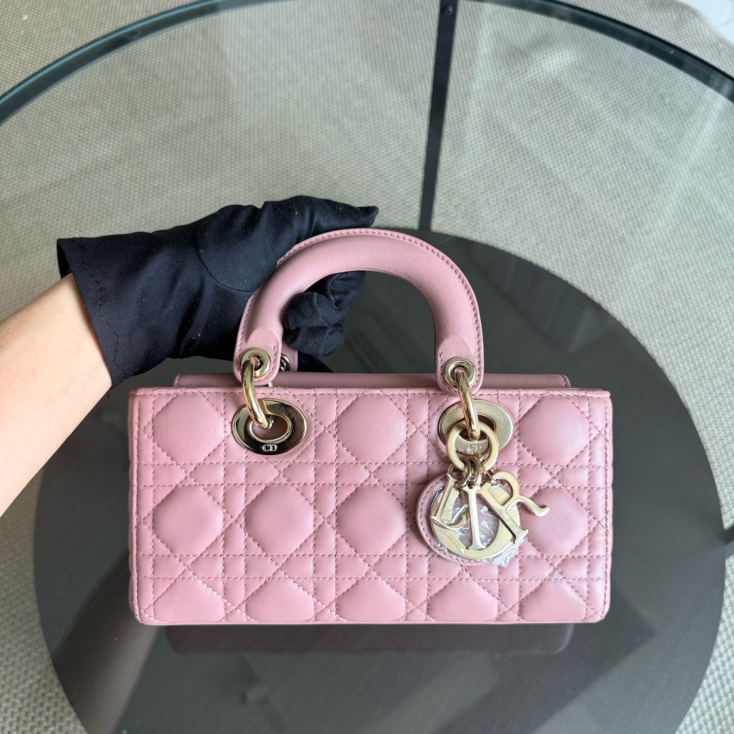 Lady Petit rabat D-Joy - Cuir d'agneau Cannage rose et matériel doré — Kovancy