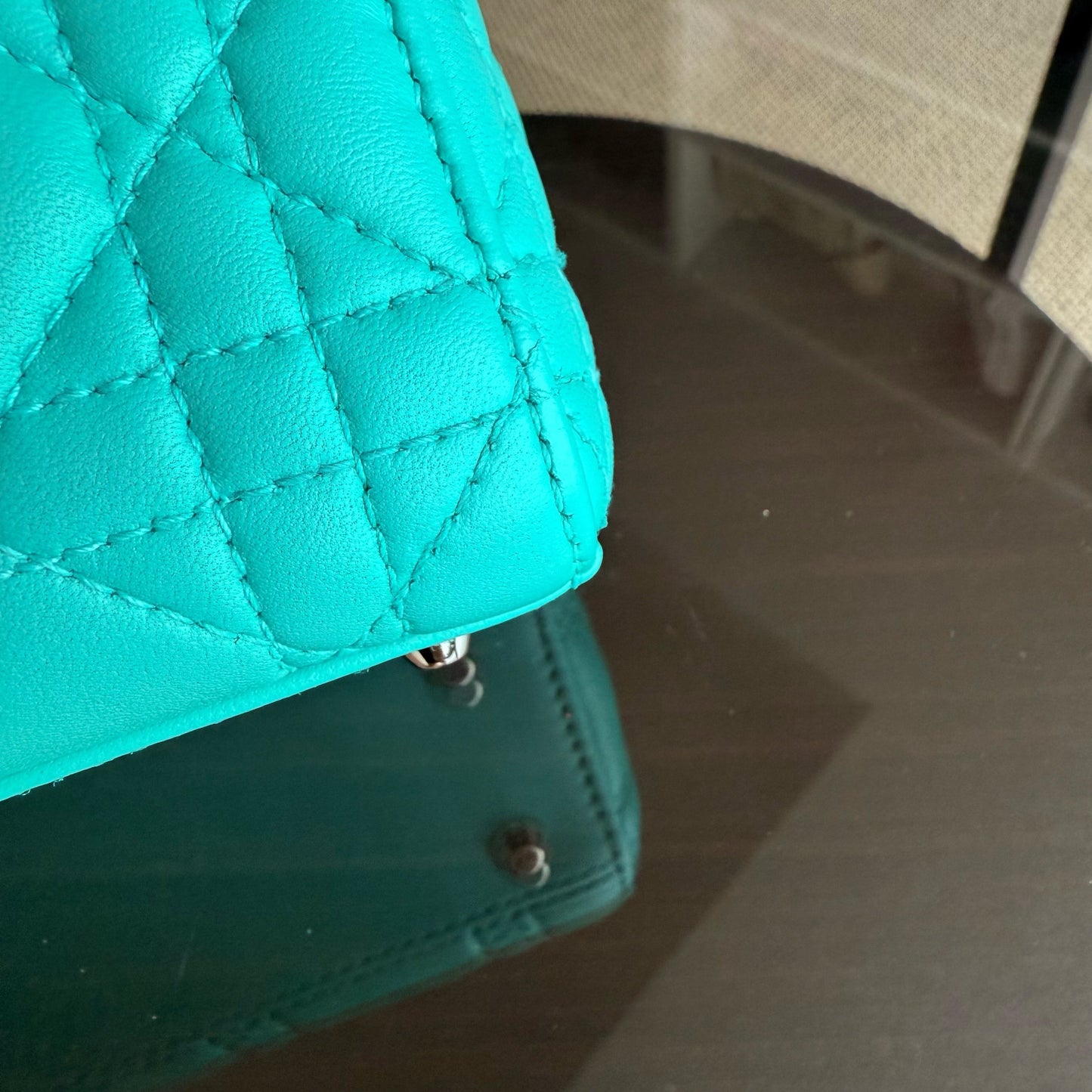 Lady Mini - Sangle réglable en cuir d'agneau Cannage bleu cyan et matériel argenté — Kovancy