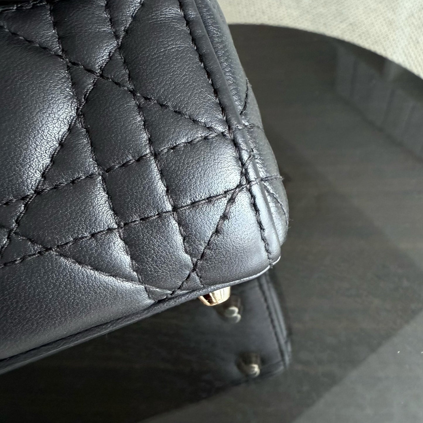 Lady Mini - Sangle chaîne en cuir d'agneau Cannage gris foncé avec quincaillerie dorée — Kovancy