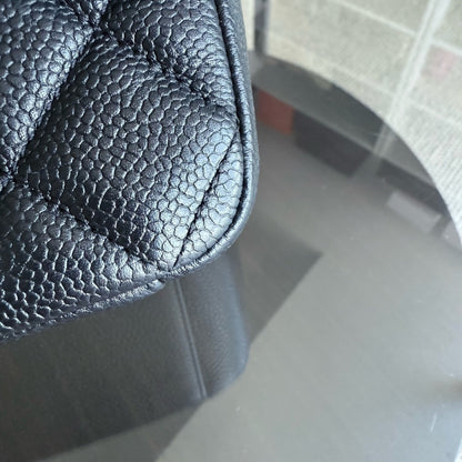 Sac à rabat saisonnier Chanel - Médaillon matelassé Caviar Soul Black Caviar Gold Hardware Microchip