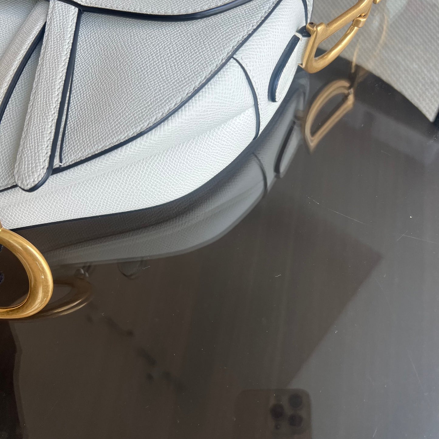 Saddle Medium - Cuir de veau grainé, finitions en or blanc — Kovancy