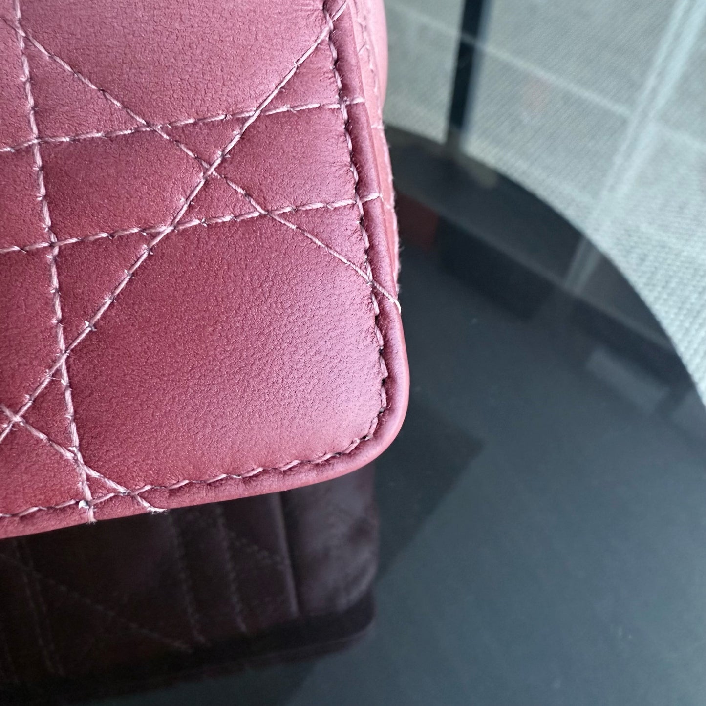 Caro Small - Cuir de veau Cannage bicolore Accastillage or rose 20 cm — Kovancy