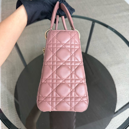 Dior Lady Taille moyenne - Cuir d'agneau Cannage, finitions dorées, sans bandoulière