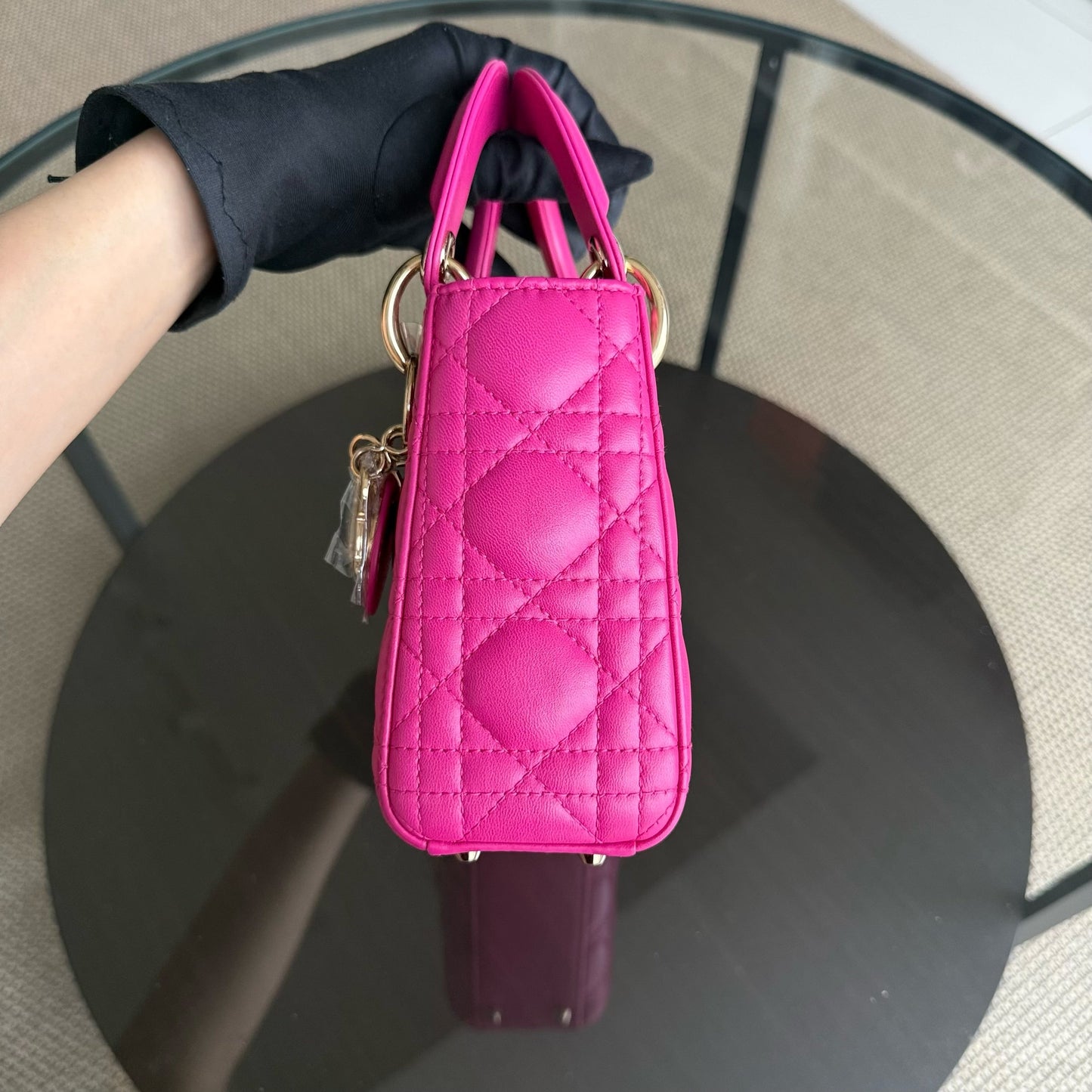 Lady Mini - Bandoulière en cuir d'agneau Cannage rose vif avec chaîne et quincaillerie dorée — Kovancy