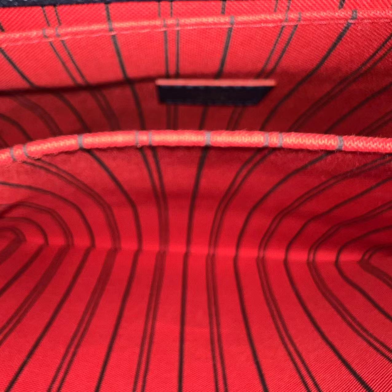 LV Pochette Metis Calfskin Empreinte Marine Rouge Matériel Doré Louis Vuitton