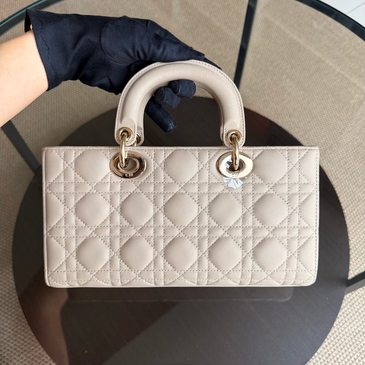 Sac à bandoulière D-Joy Medium Cannage en cuir d'agneau beige et accessoires dorés — Kovancy
