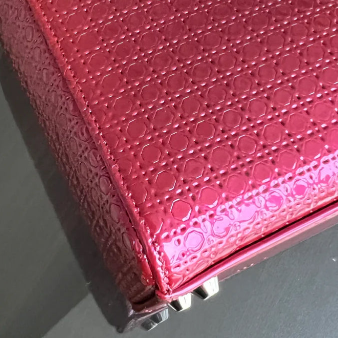 Lady Mini - Cuir de veau micro-cannage rose métallisé, détails argentés, bandoulière ajustable — Kovancy