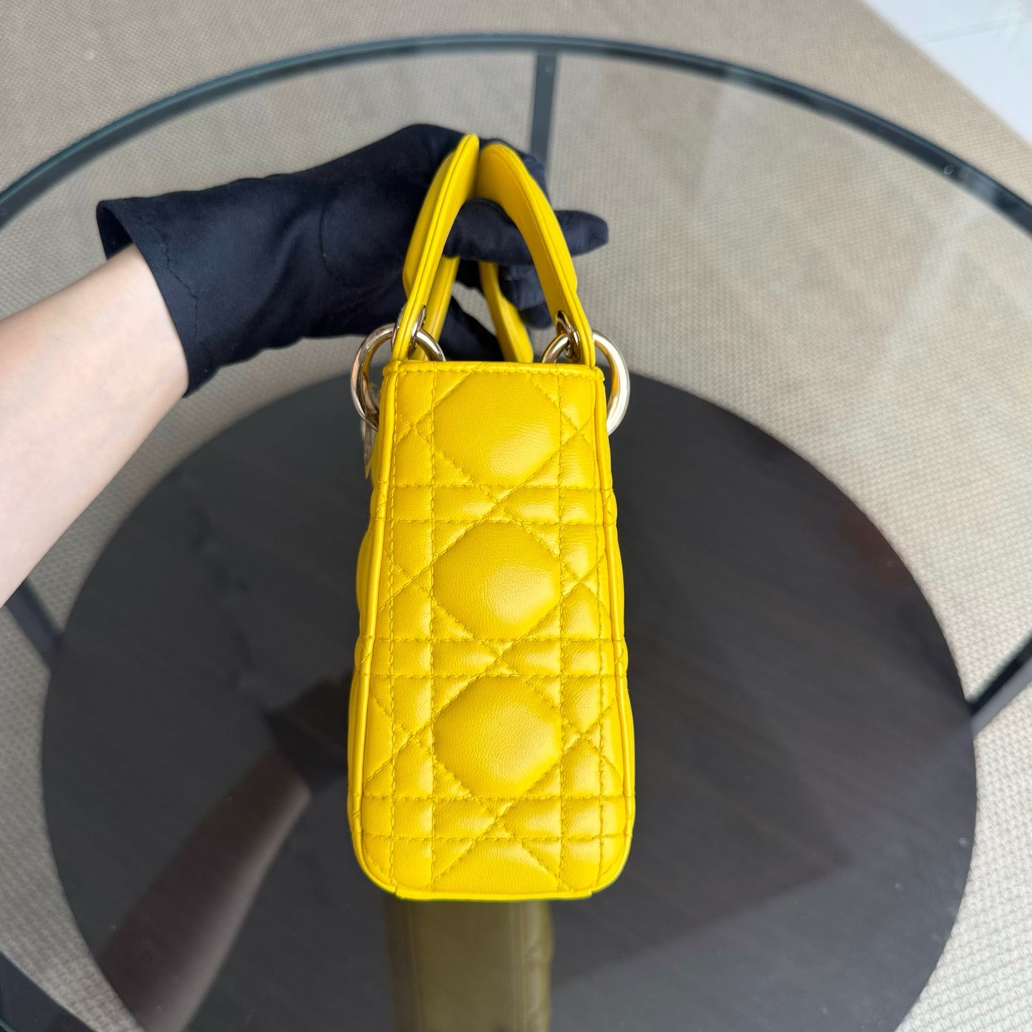 Lady Mini - Cuir d'agneau Cannage, détails en or jaune, bandoulière ajustable — Kovancy