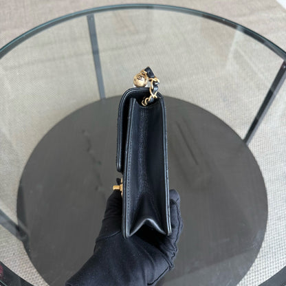 Sac Chanel Mini Flap Chic en agneau noir et perles, finitions dorées Series 28