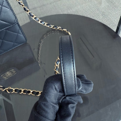 Sac Chanel Mini Flap Chic en agneau noir et perles, finitions dorées Series 28