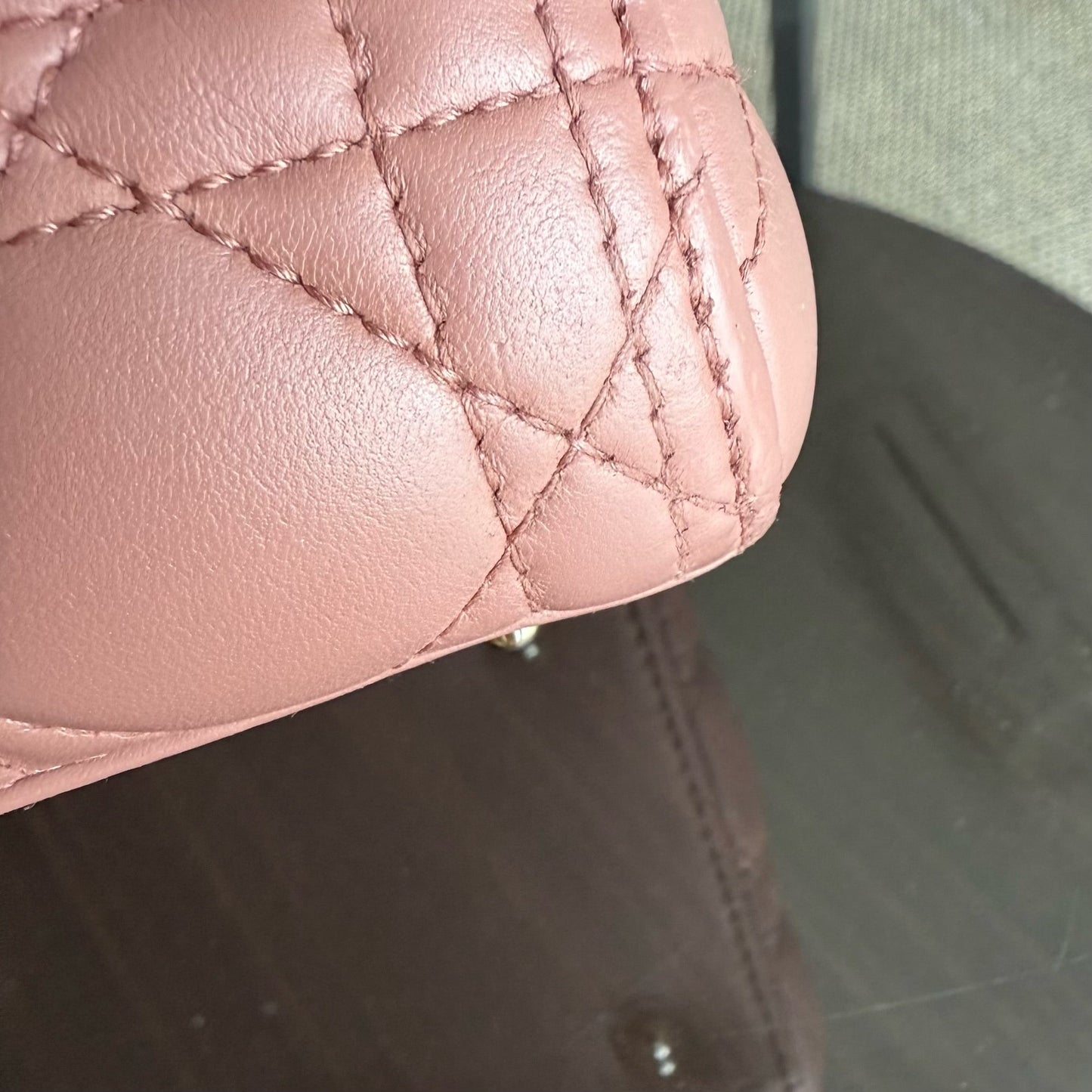 Dior Lady Taille moyenne - Cuir d'agneau Cannage, finitions dorées, sans bandoulière