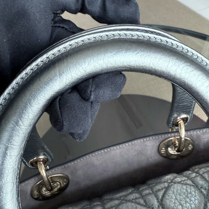 Dior Lady Rabat moyen - Cuir de veau grainé, quincaillerie argentée et dorée métallisée, édition limitée