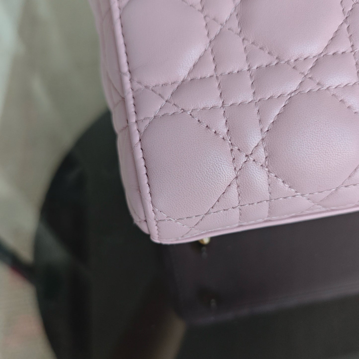 Lady Petit modèle - Cuir d'agneau Cannage rose avec finitions dorées — Kovancy