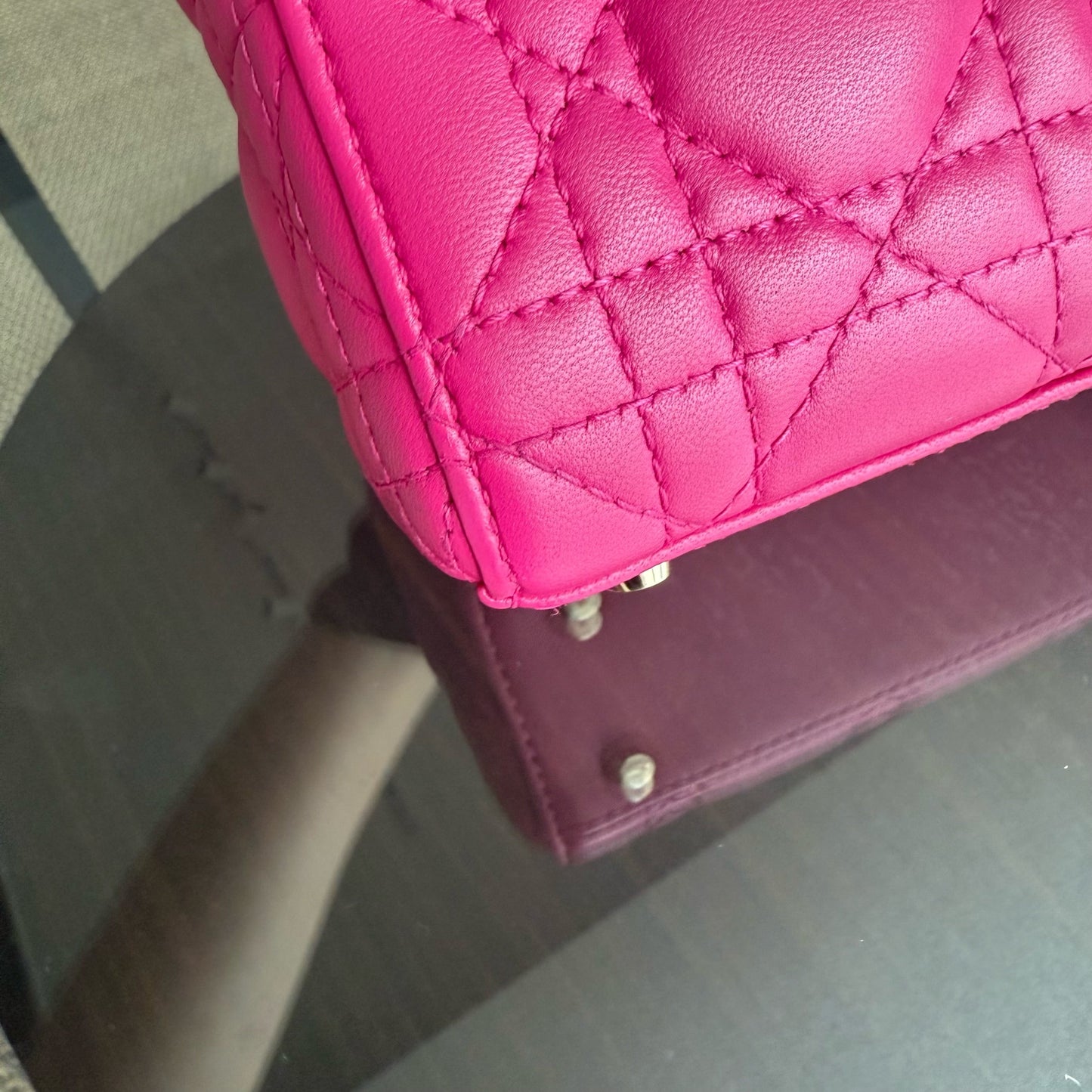 Lady Mini - Bandoulière réglable en cuir d'agneau Cannage rose vif avec quincaillerie dorée — Kovancy