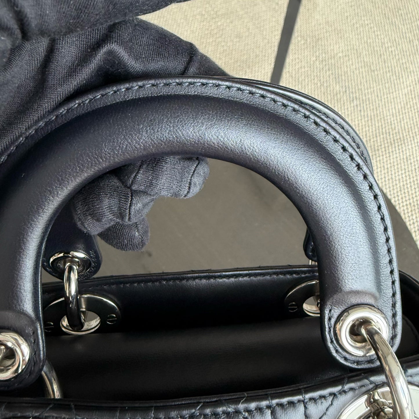 Lady Mini - Bracelet chaîne en cuir d'agneau Cannage bleu nuit avec détails argentés — Kovancy