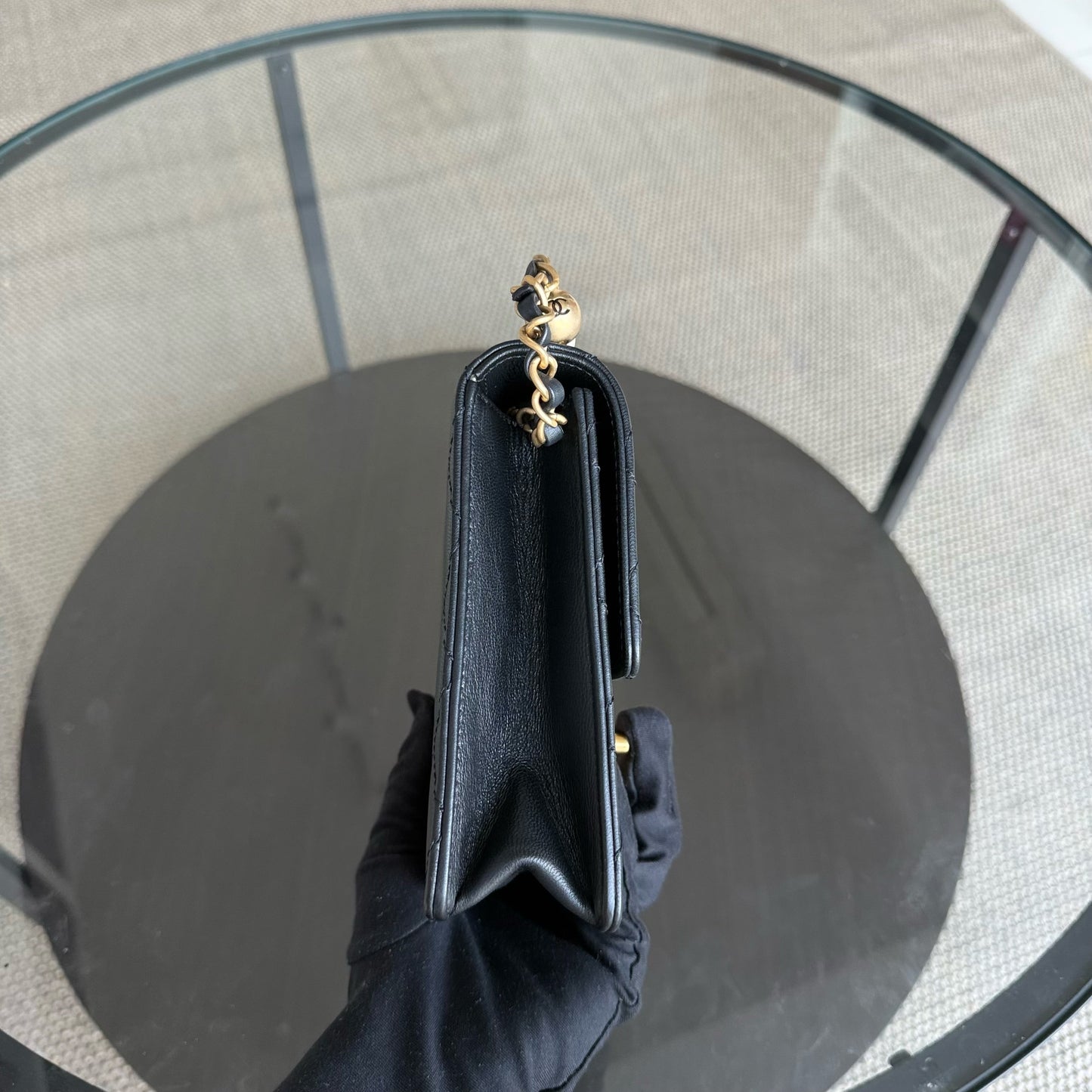 Sac Chanel Mini Flap Chic en agneau noir et perles, finitions dorées Series 28