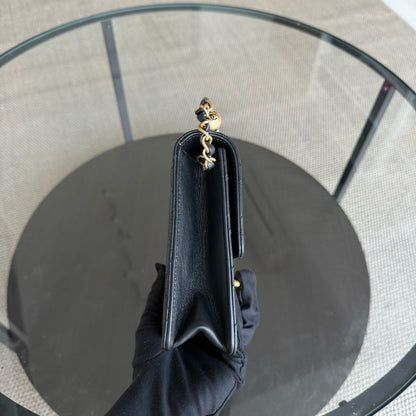 Sac Chanel Mini Flap Chic en agneau noir et perles, finitions dorées Series 28