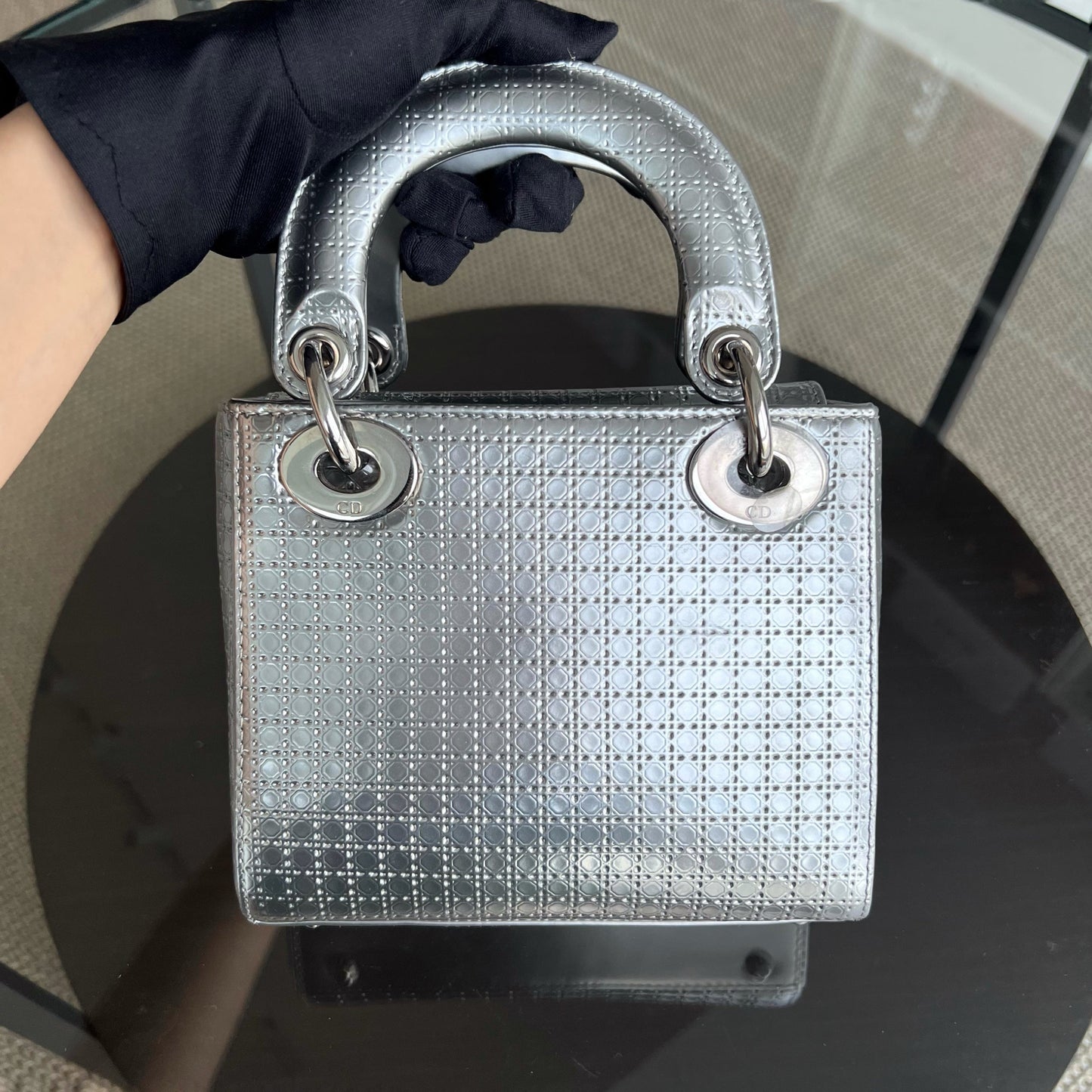 Lady Mini - Bandoulière chaîne en cuir de veau métallisé Micro Cannage avec quincaillerie argentée — Kovancy