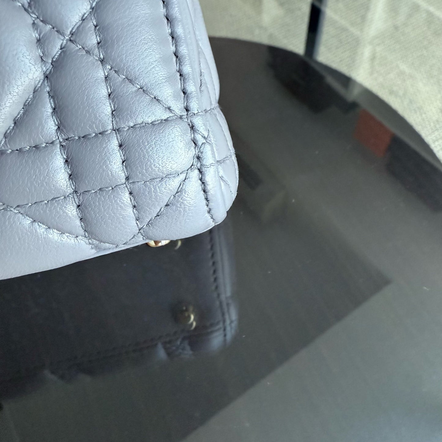 Lady Mini - Sangle réglable en cuir d'agneau Cannage gris et matériel doré — Kovancy