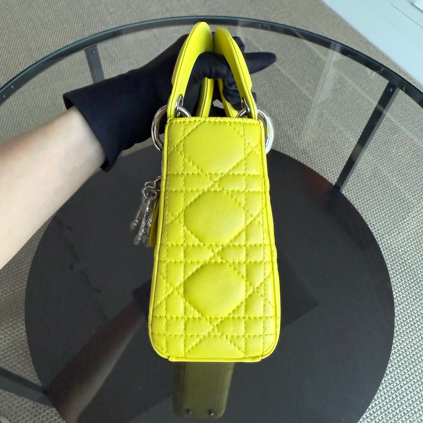 Lady Mini - Sangle réglable en cuir d'agneau Cannage jaune et métal argenté — Kovancy