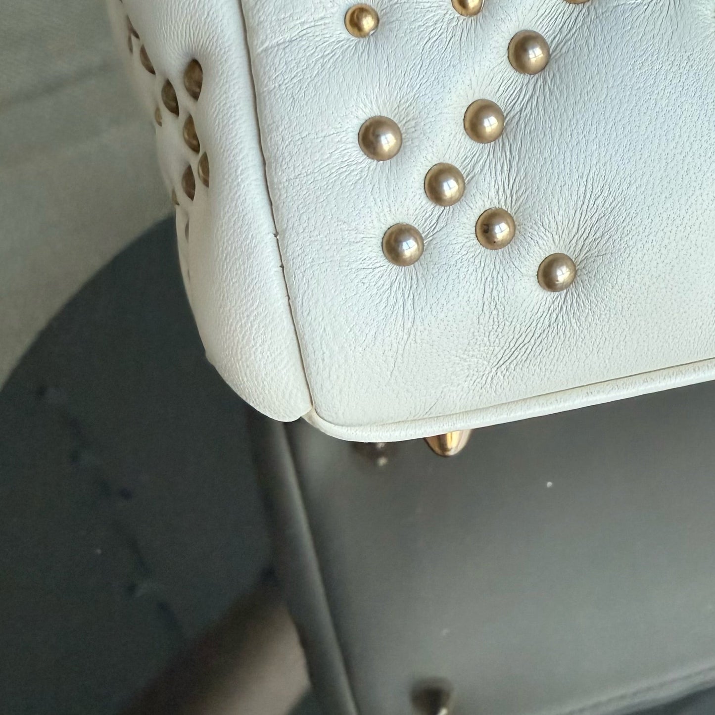 Lady Moyen - Version zippée en cuir de veau Cannage clouté avec quincaillerie en or blanc — Kovancy
