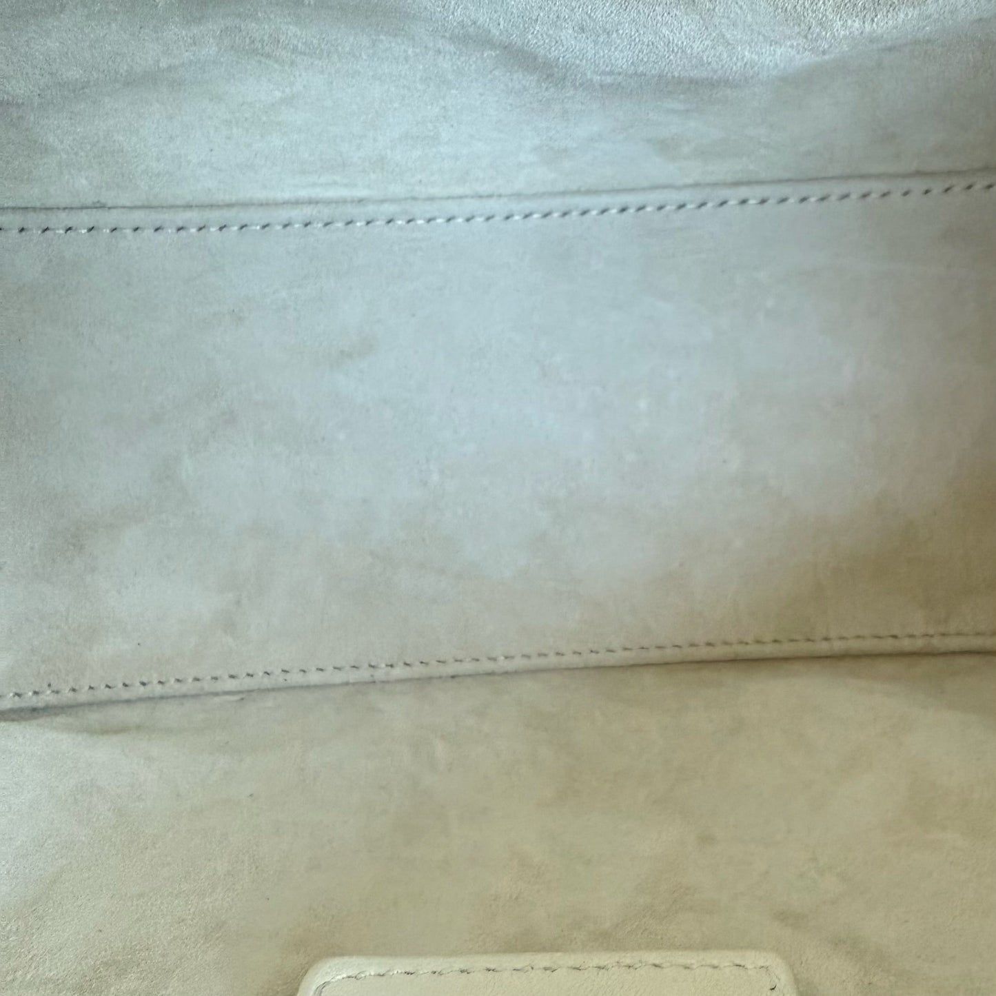 Lady Moyen - Version zippée en cuir de veau Cannage clouté avec quincaillerie en or blanc — Kovancy